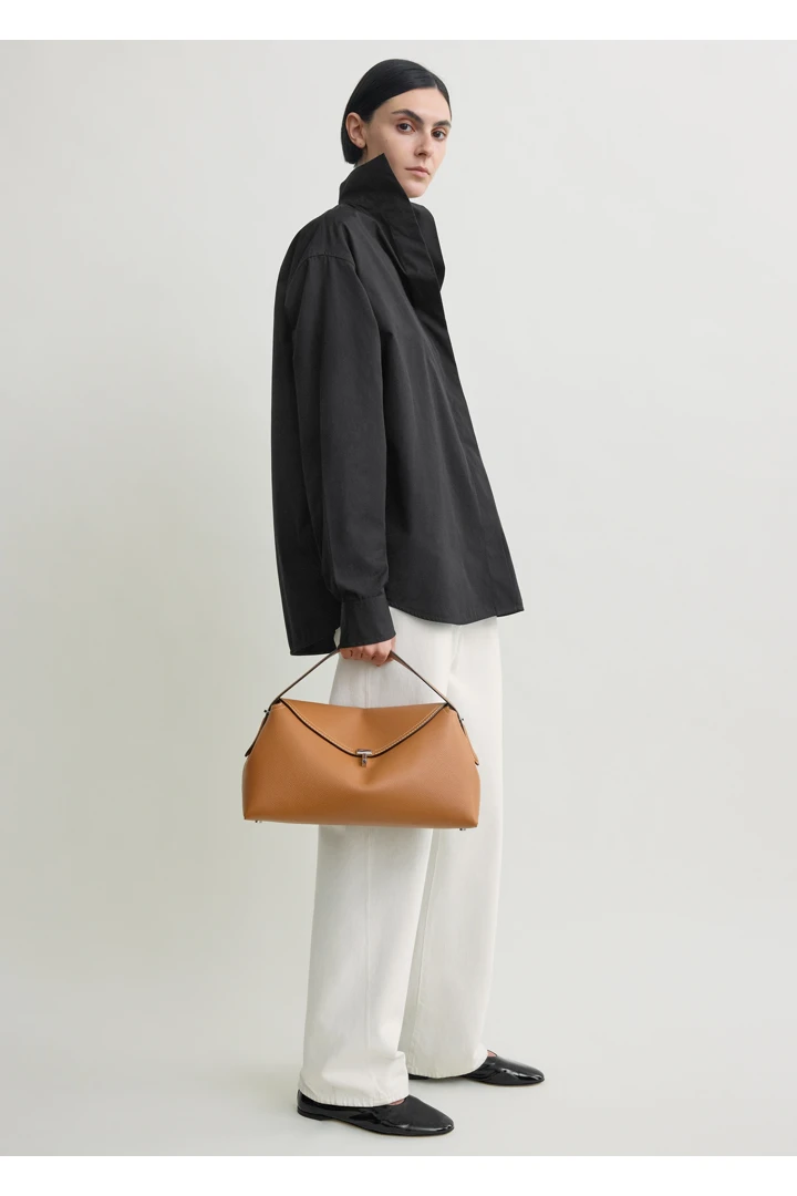 TOTEME 티-락 탑 핸들 탄 그레인의 탄 그레인컬러 1번쨰 이미지입니다.