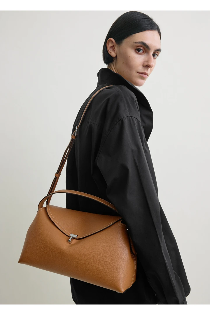 TOTEME 티-락 탑 핸들 탄 그레인의 탄 그레인컬러 2번쨰 이미지입니다.