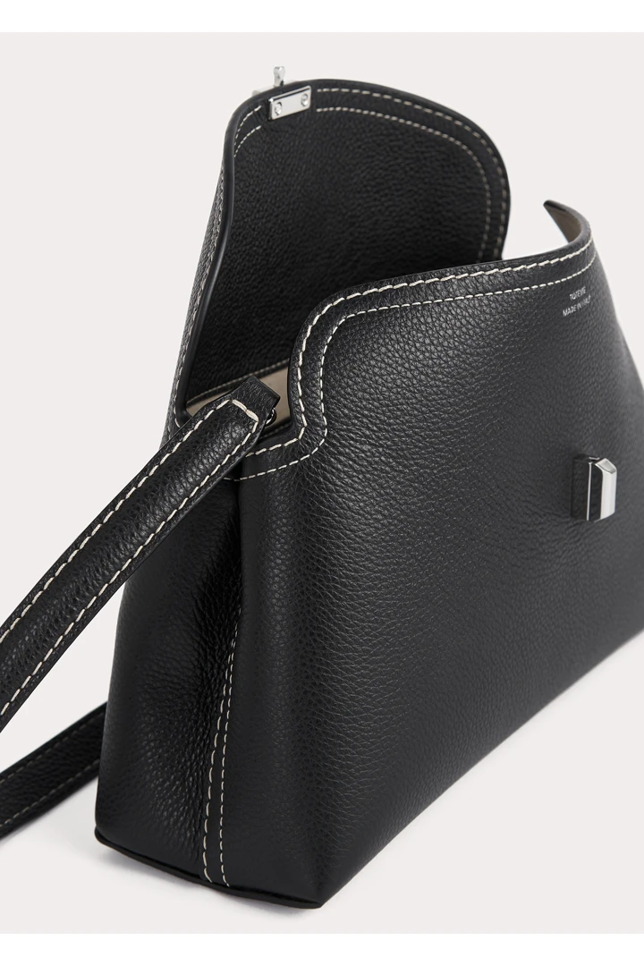 TOTEME 티-락 클러치 블랙 그레인의 블랙 그레인컬러 3번쨰 이미지입니다.