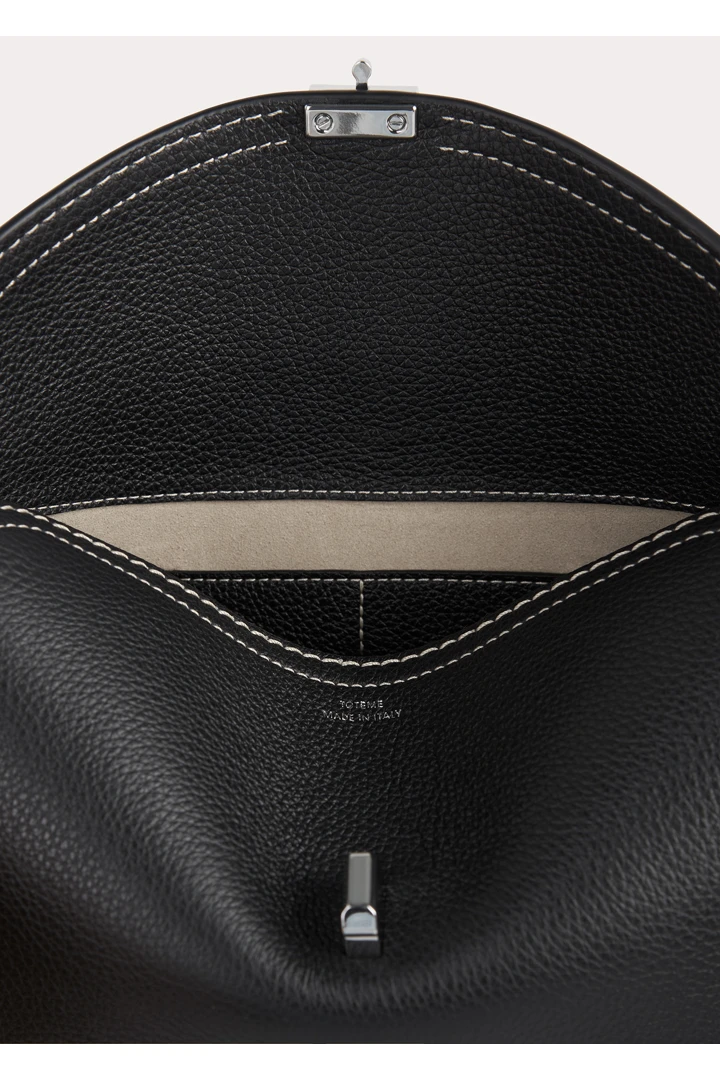 TOTEME 티-락 클러치 블랙 그레인의 블랙 그레인컬러 4번쨰 이미지입니다.