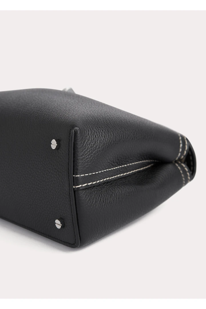 TOTEME 티-락 클러치 블랙 그레인의 블랙 그레인컬러 5번쨰 이미지입니다.