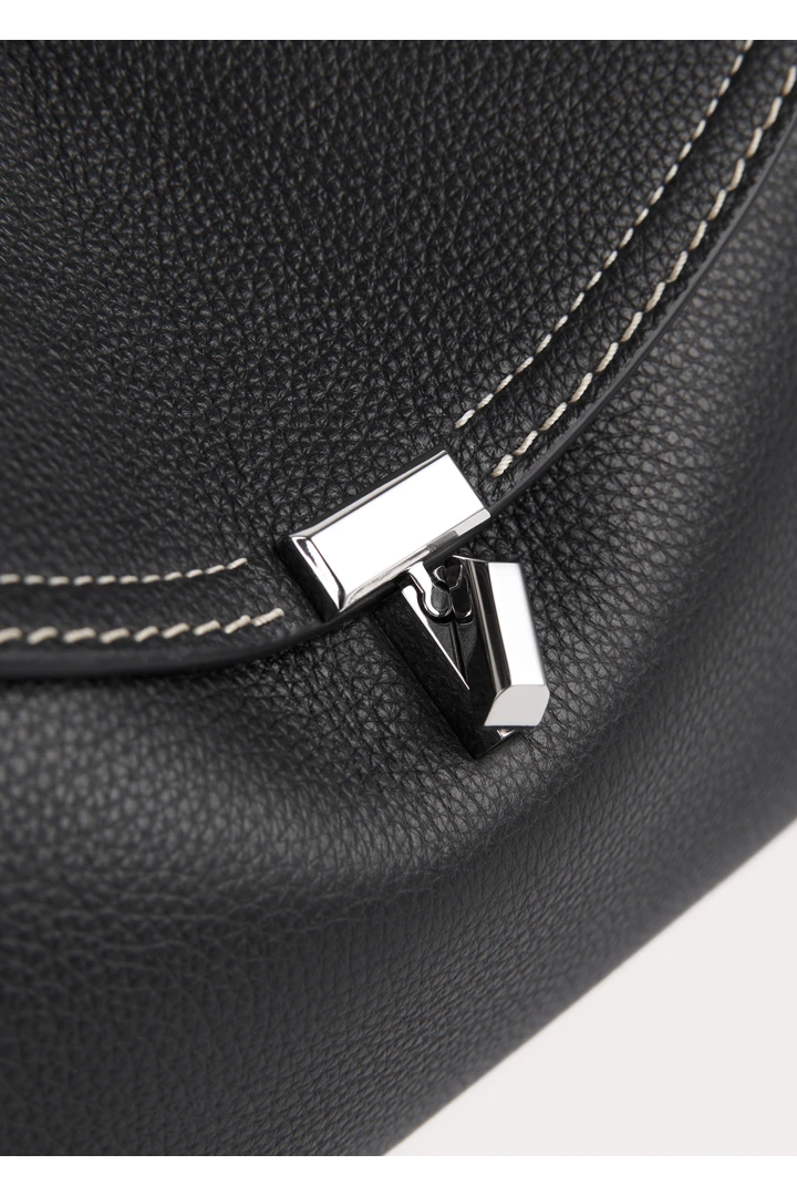 TOTEME 티-락 클러치 블랙 그레인의 블랙 그레인컬러 6번쨰 이미지입니다.