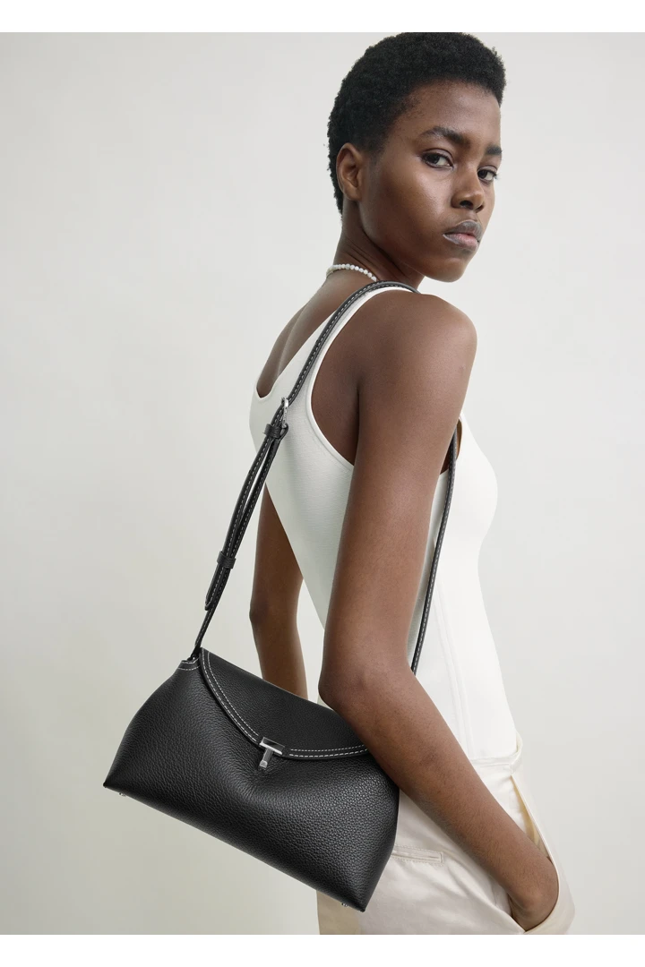 TOTEME 티-락 클러치 블랙 그레인의 블랙 그레인컬러 2번쨰 이미지입니다.