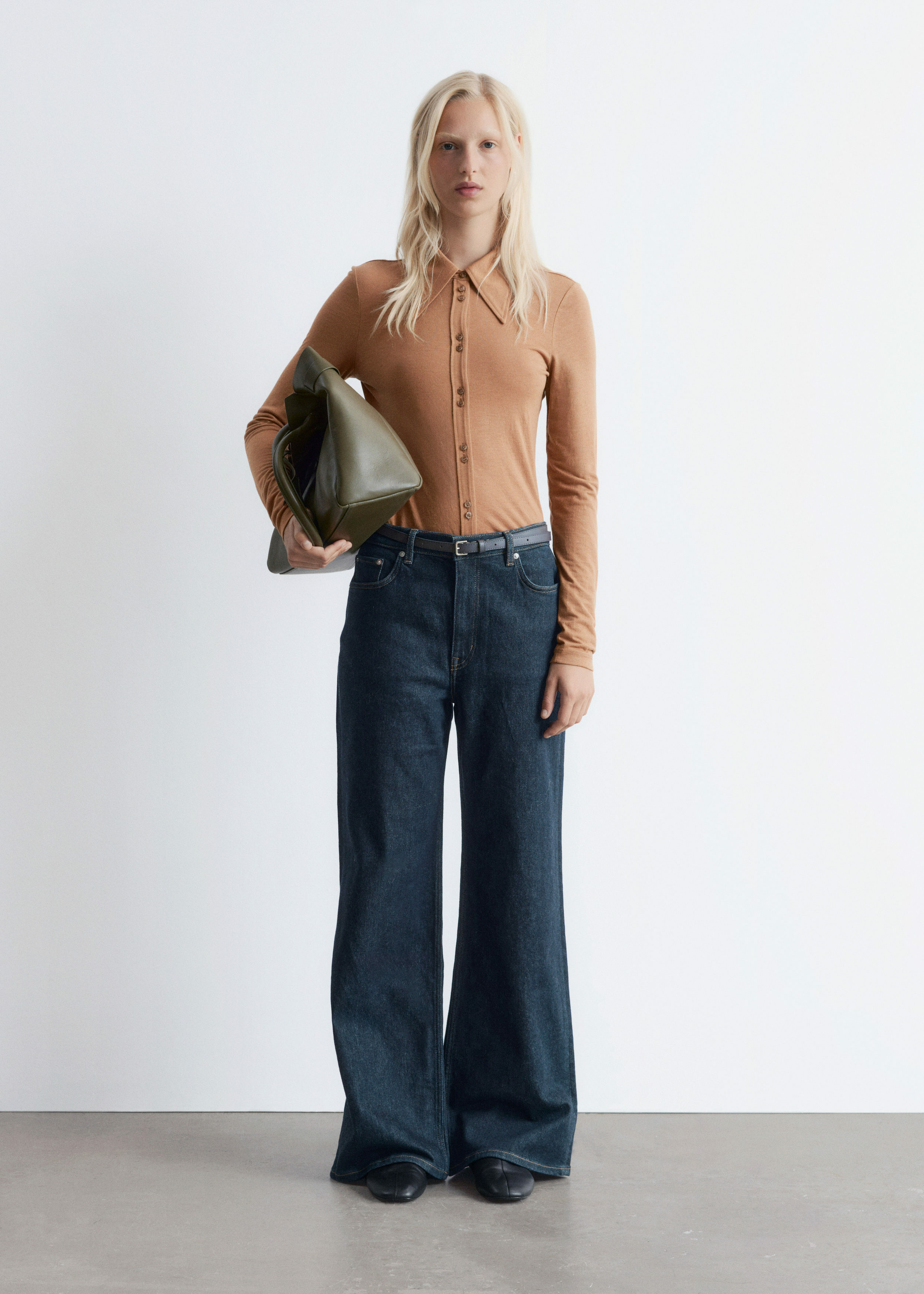 앤아더스토리즈 와이드 레그 진의 네이비컬러 ECOMLook입니다.