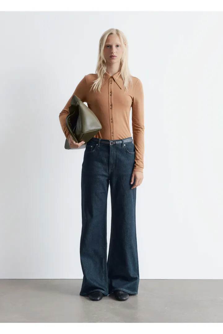 앤아더스토리즈 와이드 레그 진의 네이비컬러 ECOMLook입니다.