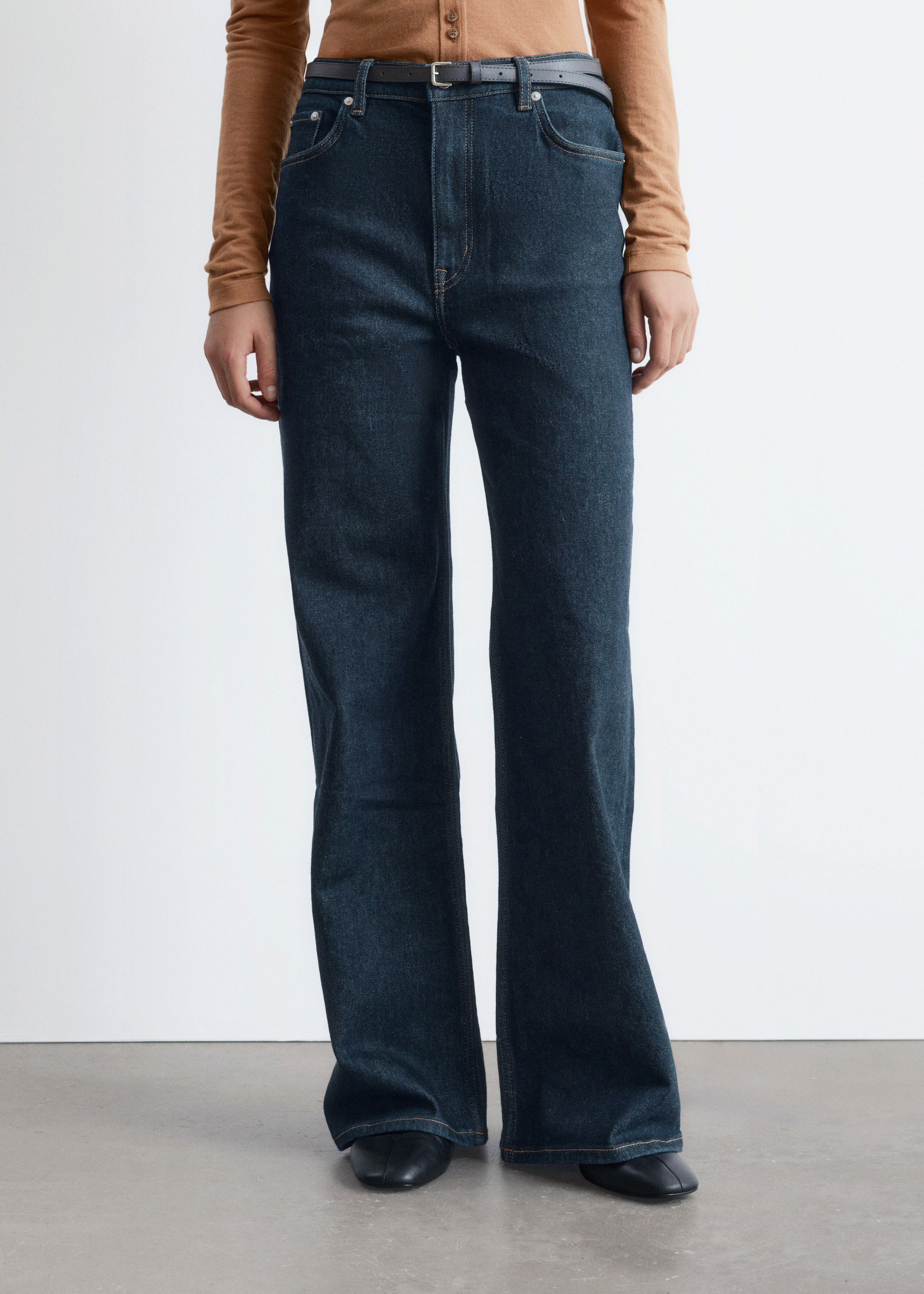 앤아더스토리즈 와이드 레그 진의 네이비컬러 ECOMLook입니다.