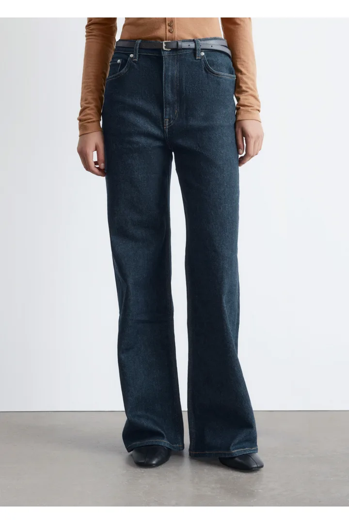 앤아더스토리즈 와이드 레그 진의 네이비컬러 ECOMLook입니다.