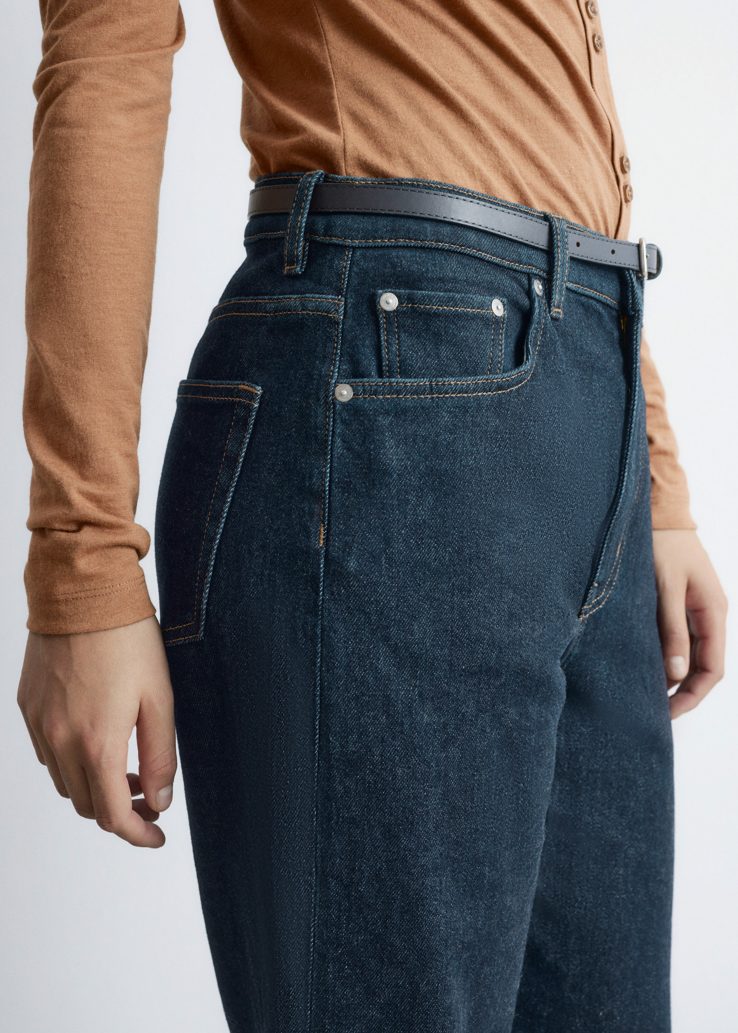 앤아더스토리즈 와이드 레그 진의 네이비컬러 ECOMLook입니다.