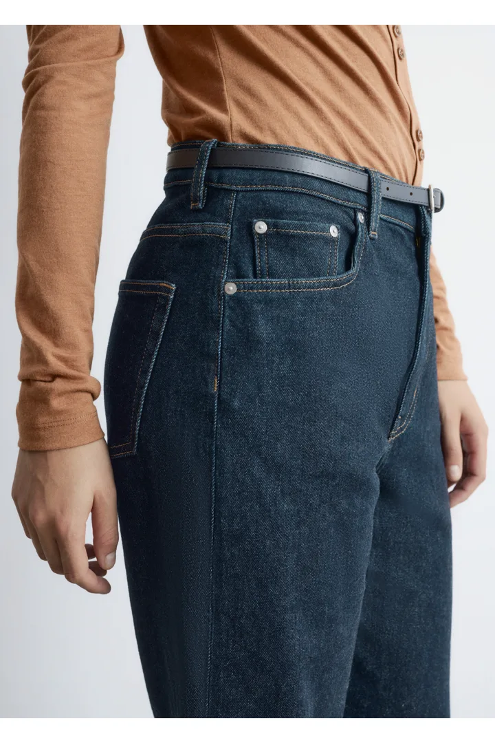 앤아더스토리즈 와이드 레그 진의 네이비컬러 ECOMLook입니다.