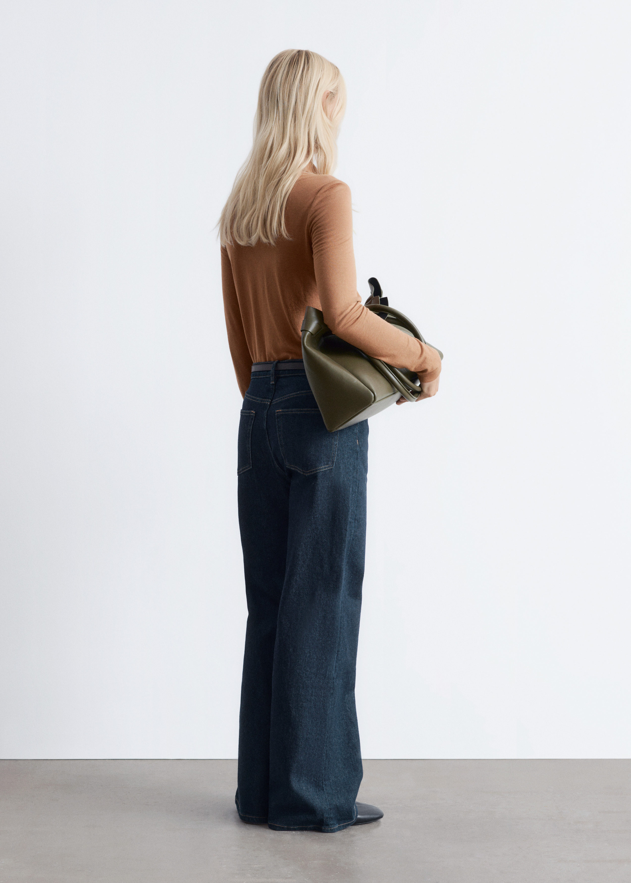 앤아더스토리즈 와이드 레그 진의 네이비컬러 ECOMLook입니다.