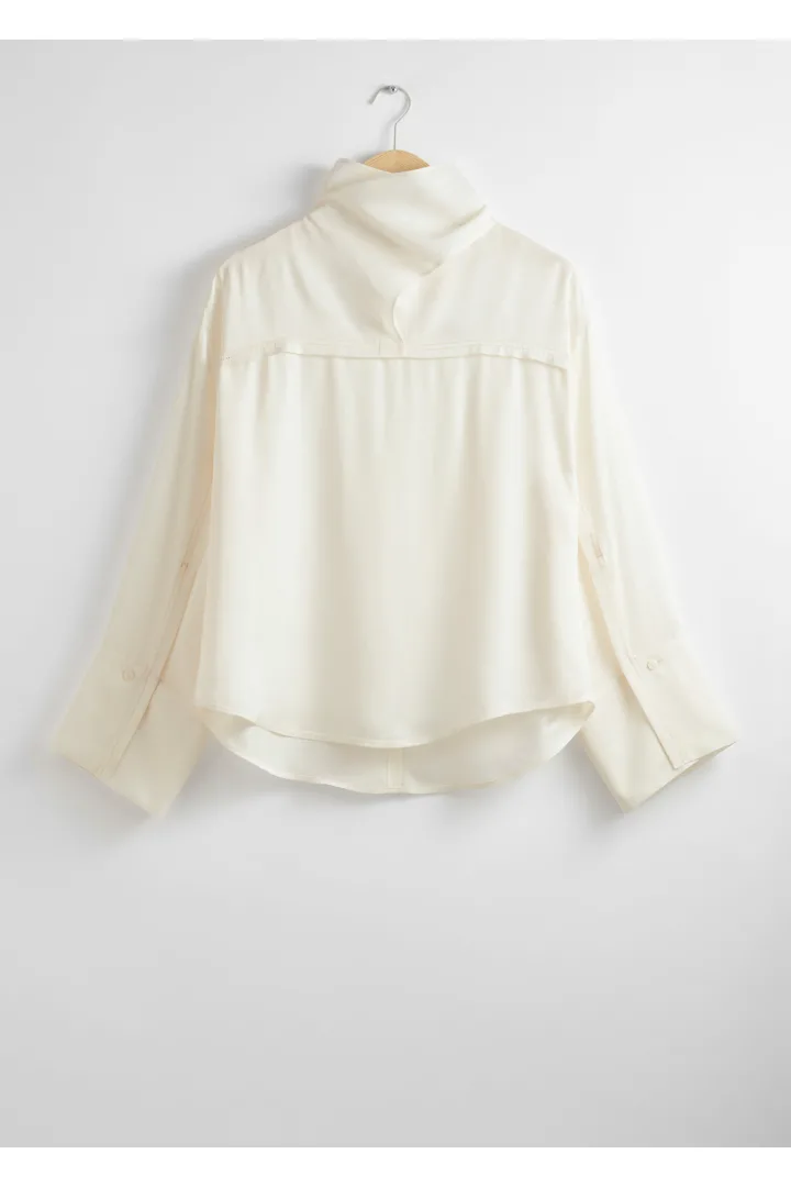 앤아더스토리즈 카울 넥 셔츠의 크림컬러 Product입니다.