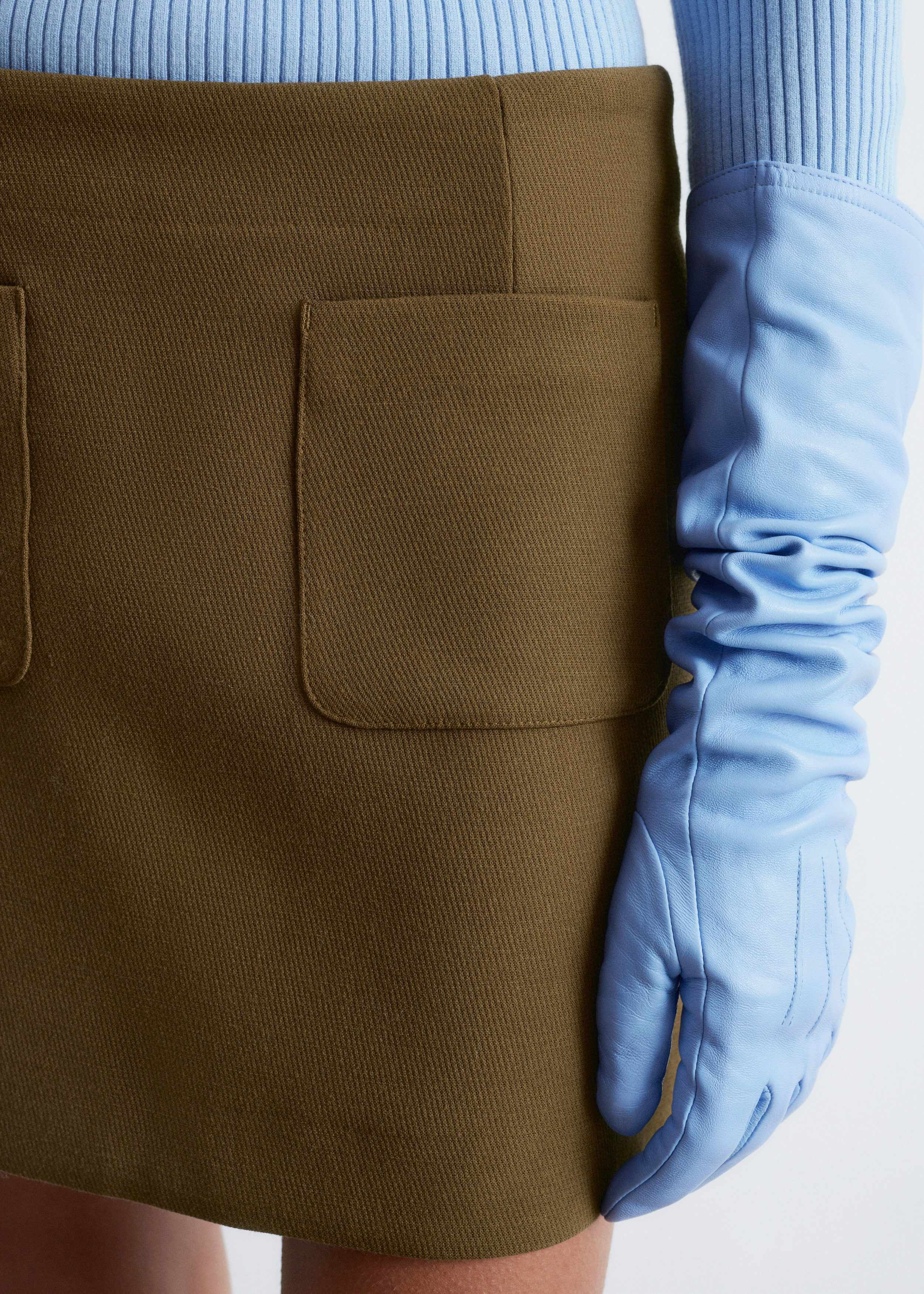 앤아더스토리즈 A 라인 미니 스커트의 카키 브라운컬러 ECOMLook입니다.