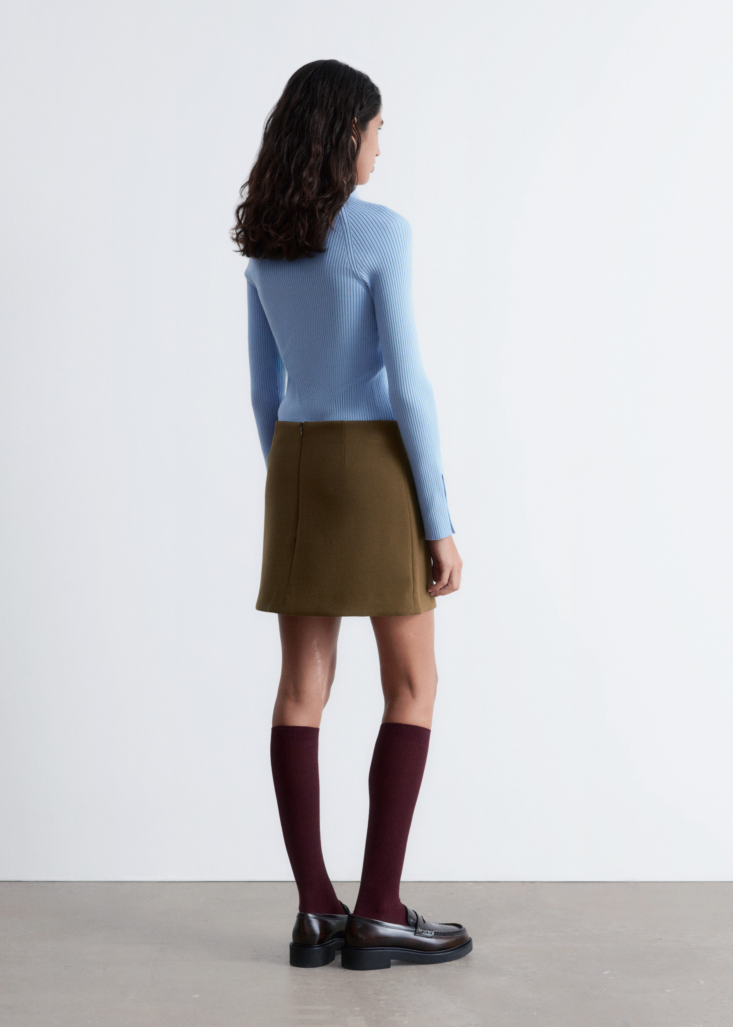 앤아더스토리즈 A 라인 미니 스커트의 카키 브라운컬러 ECOMLook입니다.