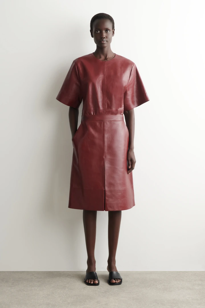 COS default image 1 of 크림슨 in 플리티드 텍스처드 레더 미디 스커트