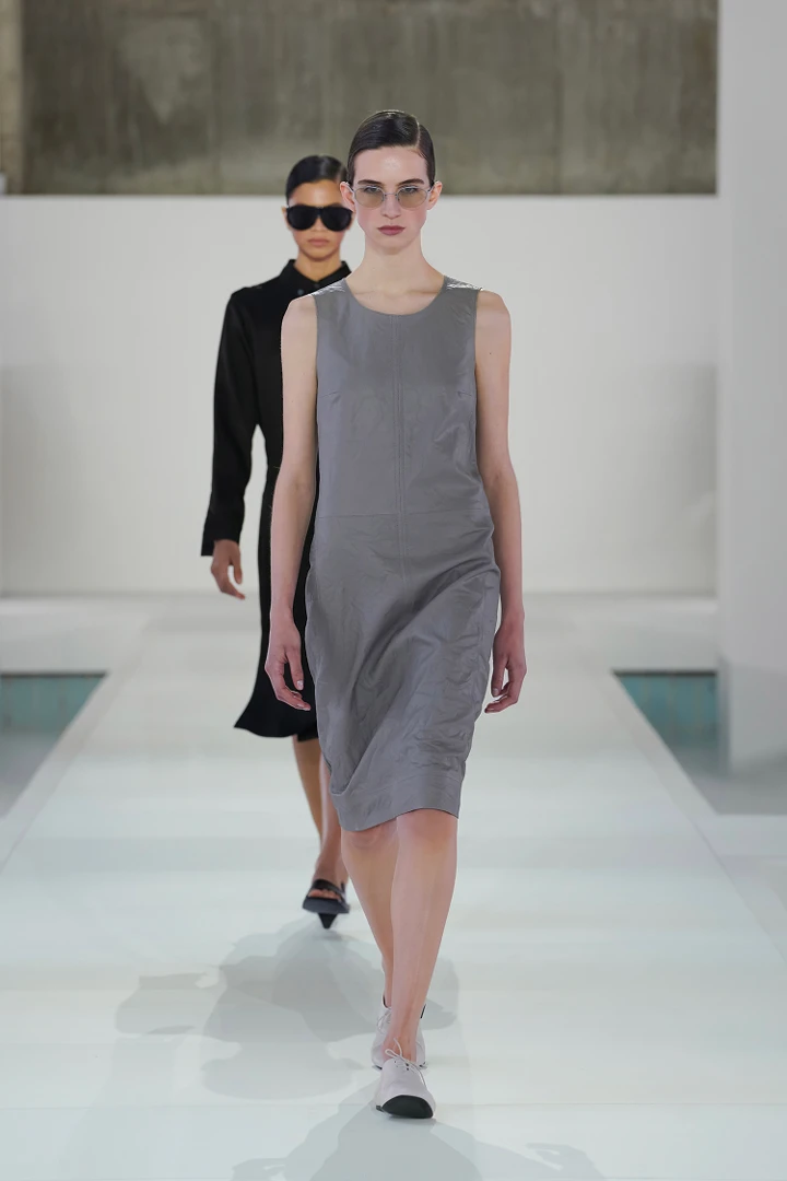 COS default image 1 of 도브 그레이 in 텍스처드 레더 시프트 드레스