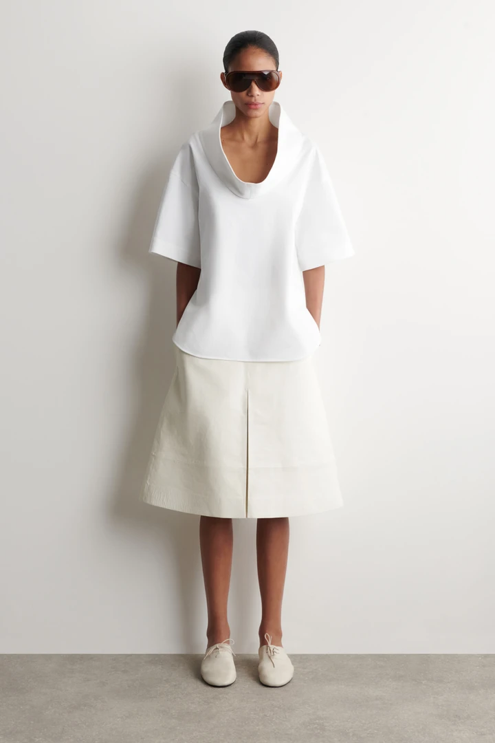 COS default image 0 of 화이트 in 이그제저레이트 퍼널넥 탑