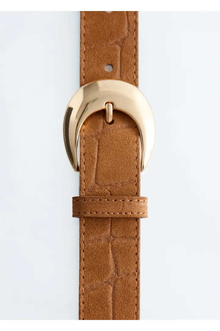 앤아더스토리즈 크레센트 버클 레더 벨트의 베이지/페이크 크로코컬러 Detail입니다.