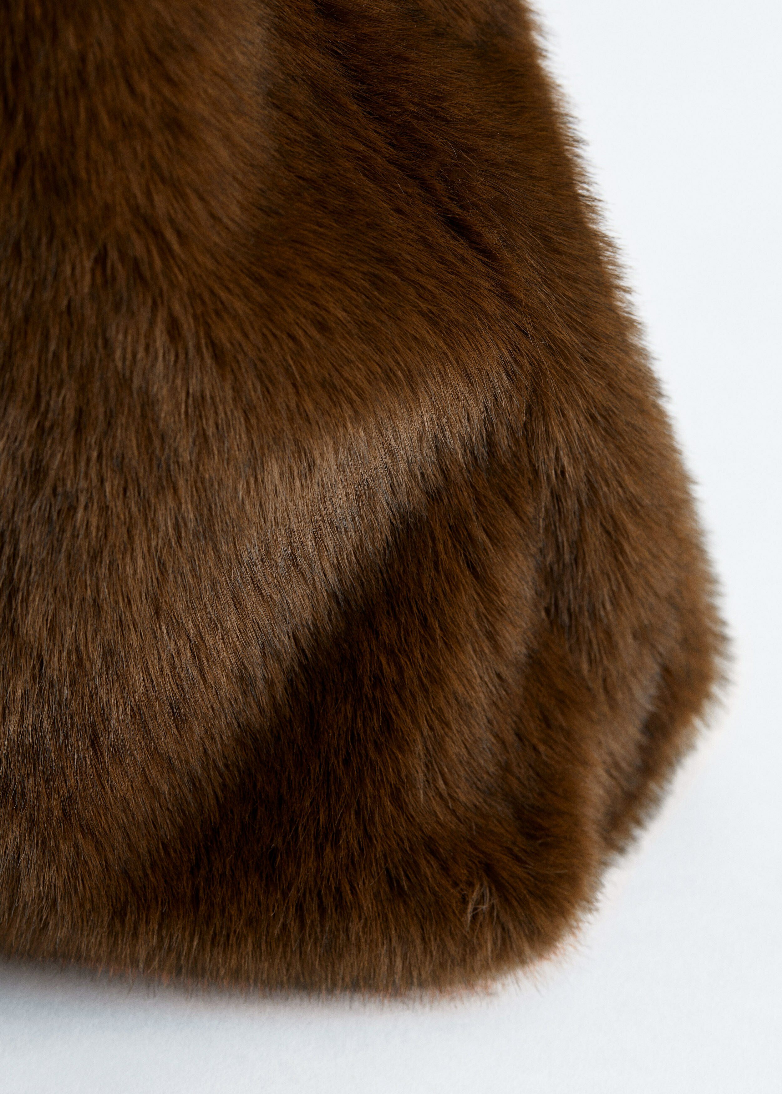 앤아더스토리즈 Faux 퍼 숄더 백의 브라운컬러 Detail입니다.