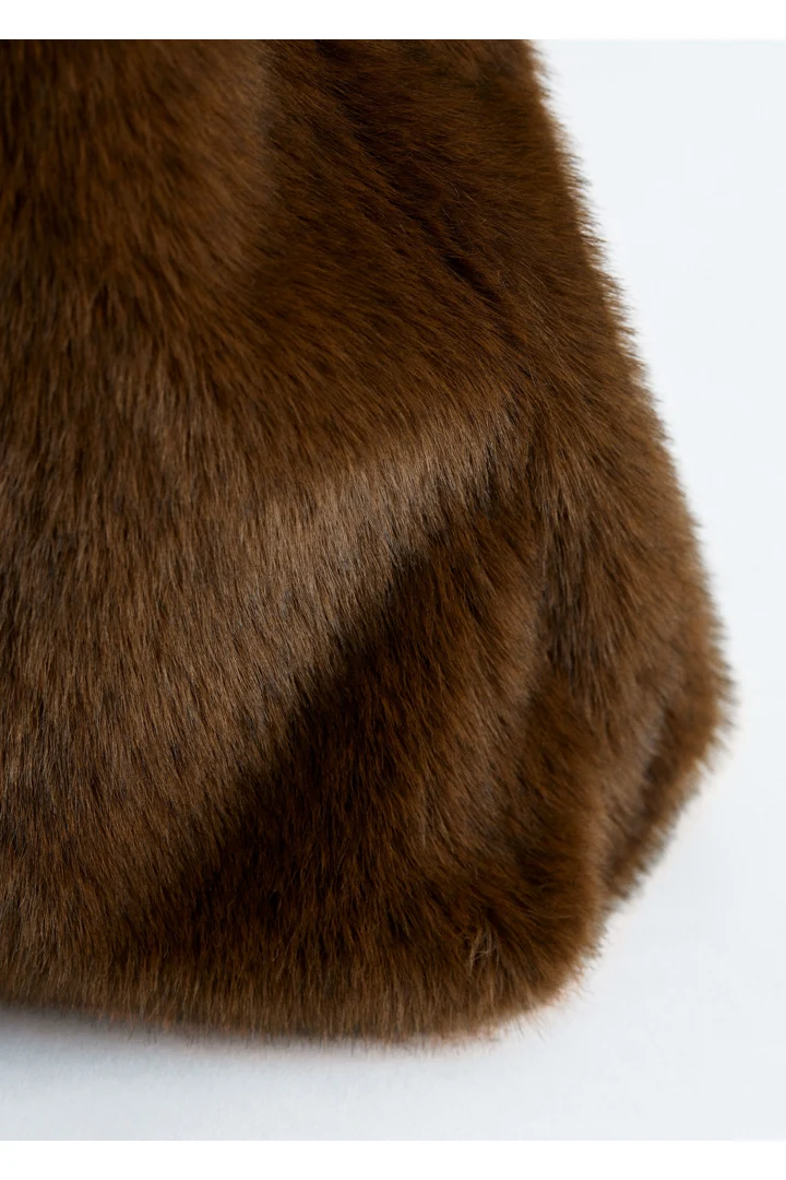 앤아더스토리즈 Faux 퍼 숄더 백의 브라운컬러 Detail입니다.
