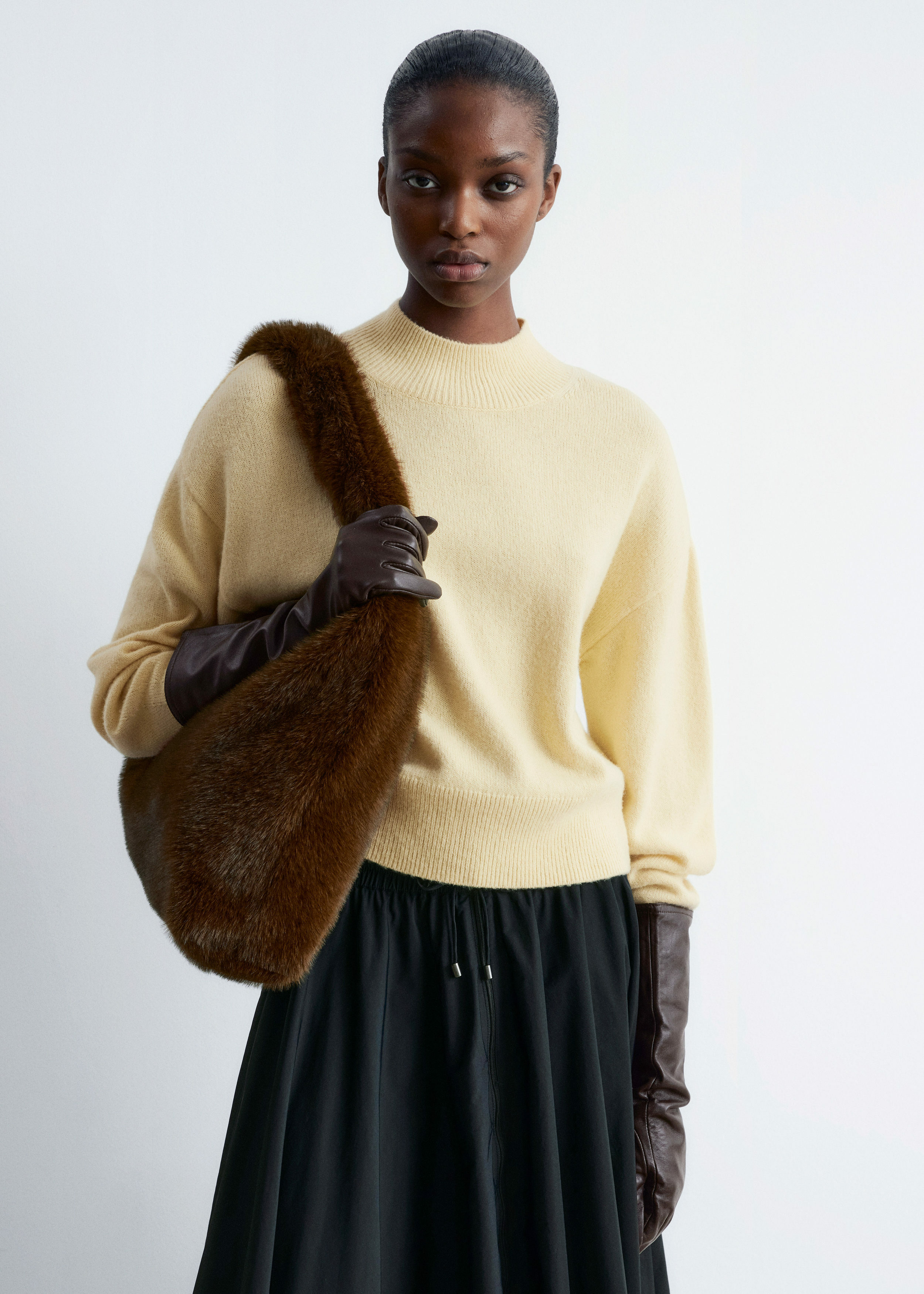 앤아더스토리즈 Faux 퍼 숄더 백의 브라운컬러 ECOMLook입니다.