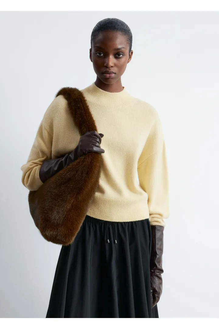 앤아더스토리즈 Faux 퍼 숄더 백의 브라운컬러 ECOMLook입니다.