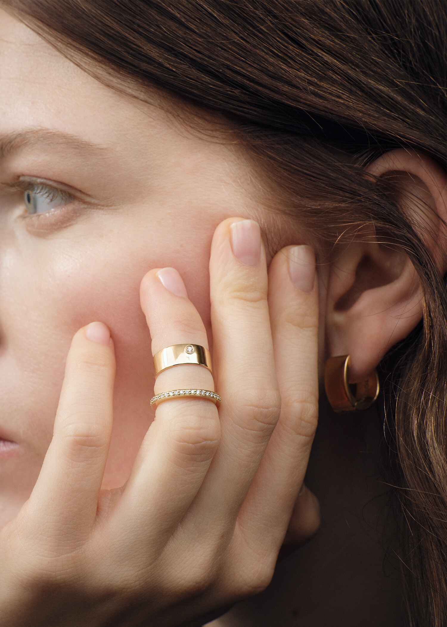 TOTEME 시가 다이아몬드 미디 링 18KT 골드의 골드컬러 1번쨰 이미지입니다.