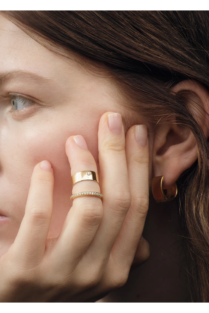 TOTEME 시가 다이아몬드 미디 링 18KT 골드의 골드컬러 1번쨰 이미지입니다.