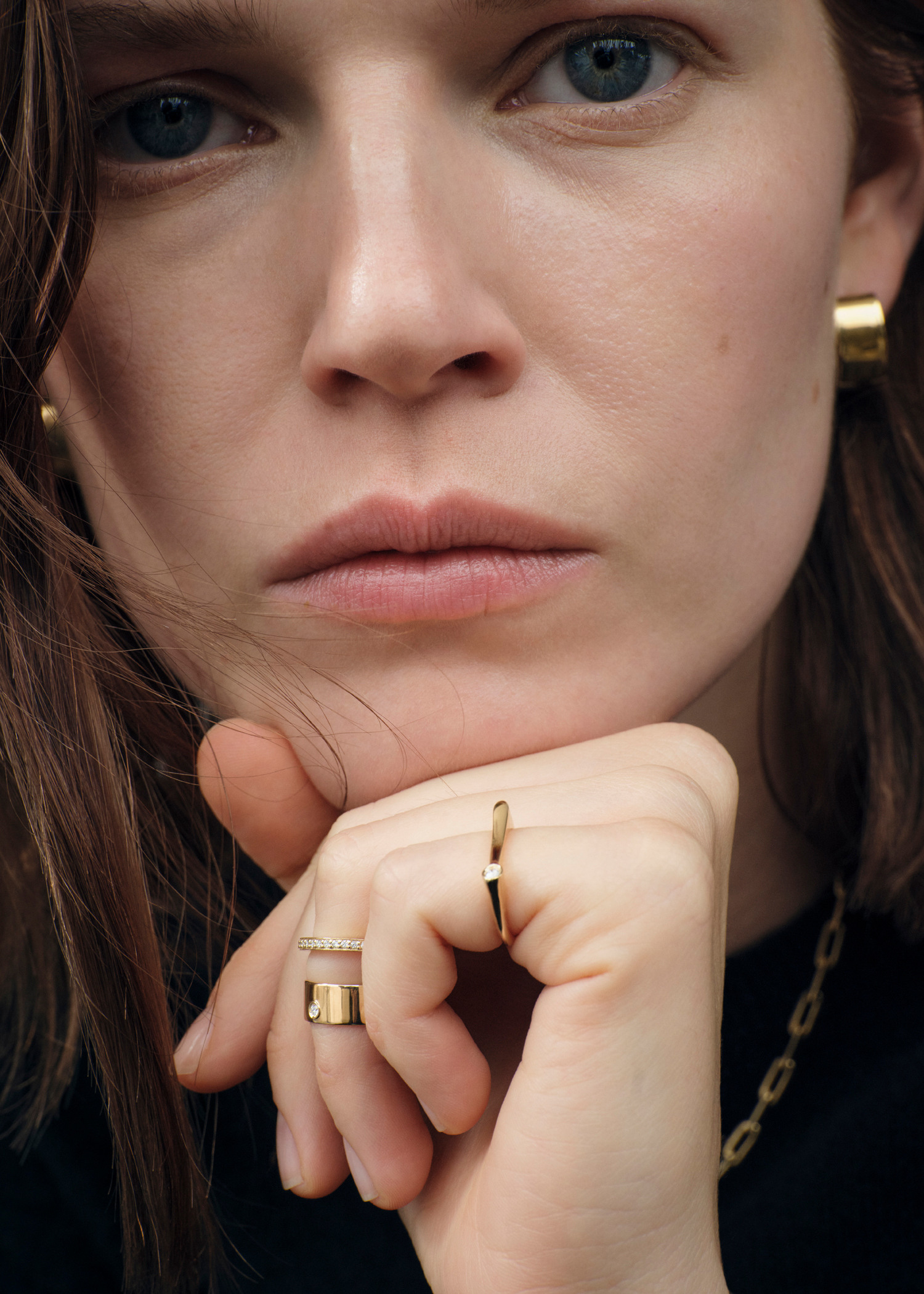 TOTEME 시그넷 다이아몬드 미디 링 18KT 골드의 골드컬러 1번쨰 이미지입니다.