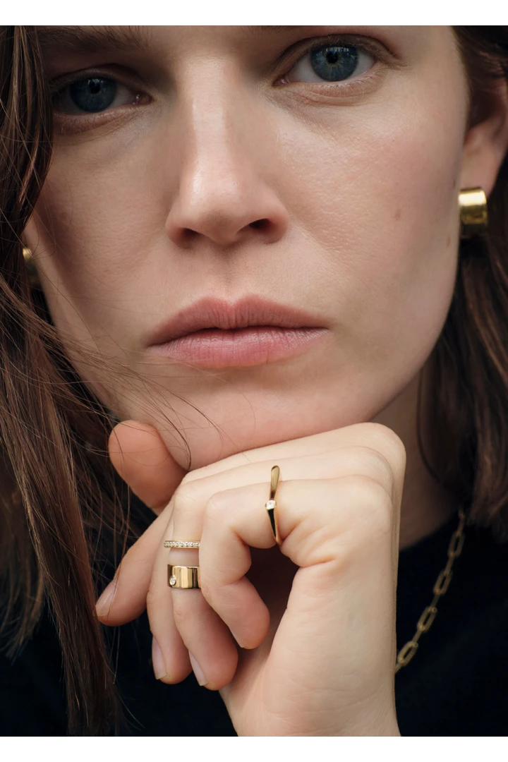 TOTEME 시그넷 다이아몬드 미디 링 18KT 골드의 골드컬러 1번쨰 이미지입니다.