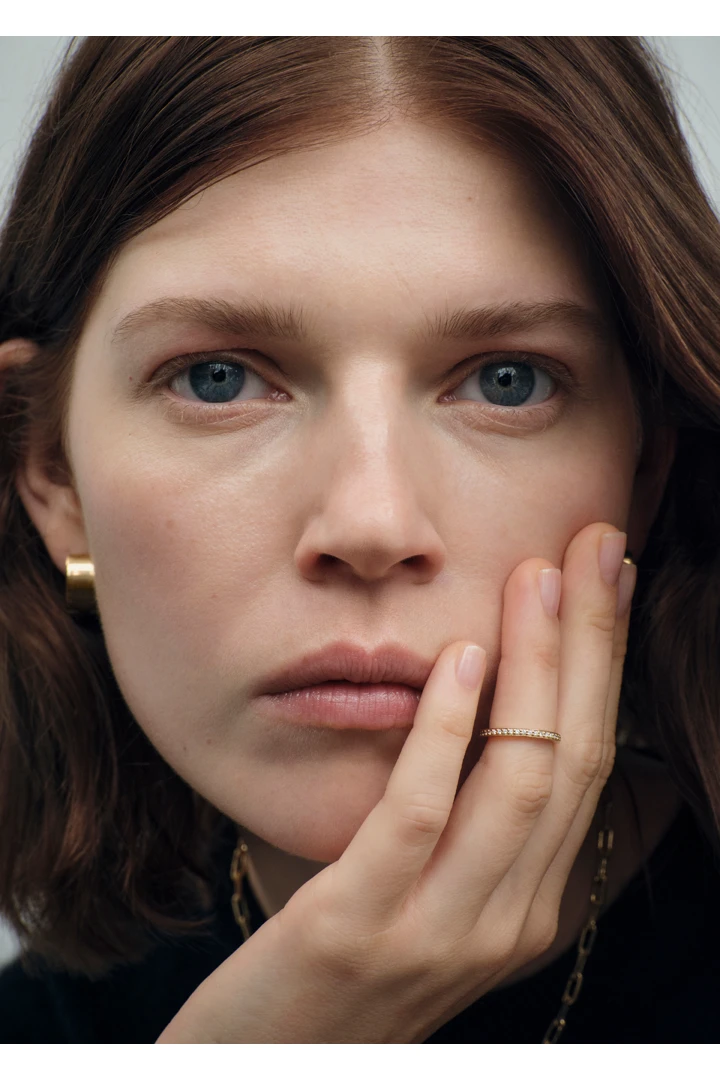 TOTEME 이터니티 다이아몬드 미디 링 18KT 골드의 골드컬러 1번쨰 이미지입니다.