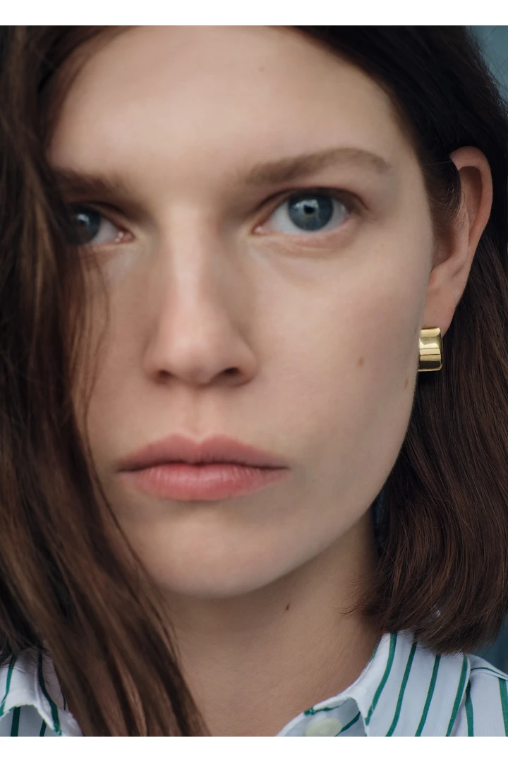 TOTEME 시그니처 훕스 이어링 골드의 골드컬러 1번쨰 이미지입니다.