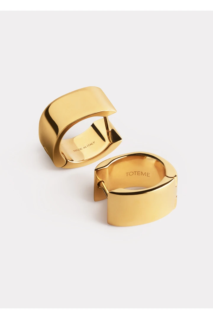 TOTEME 시그니처 훕스 이어링 골드의 골드컬러 2번쨰 이미지입니다.