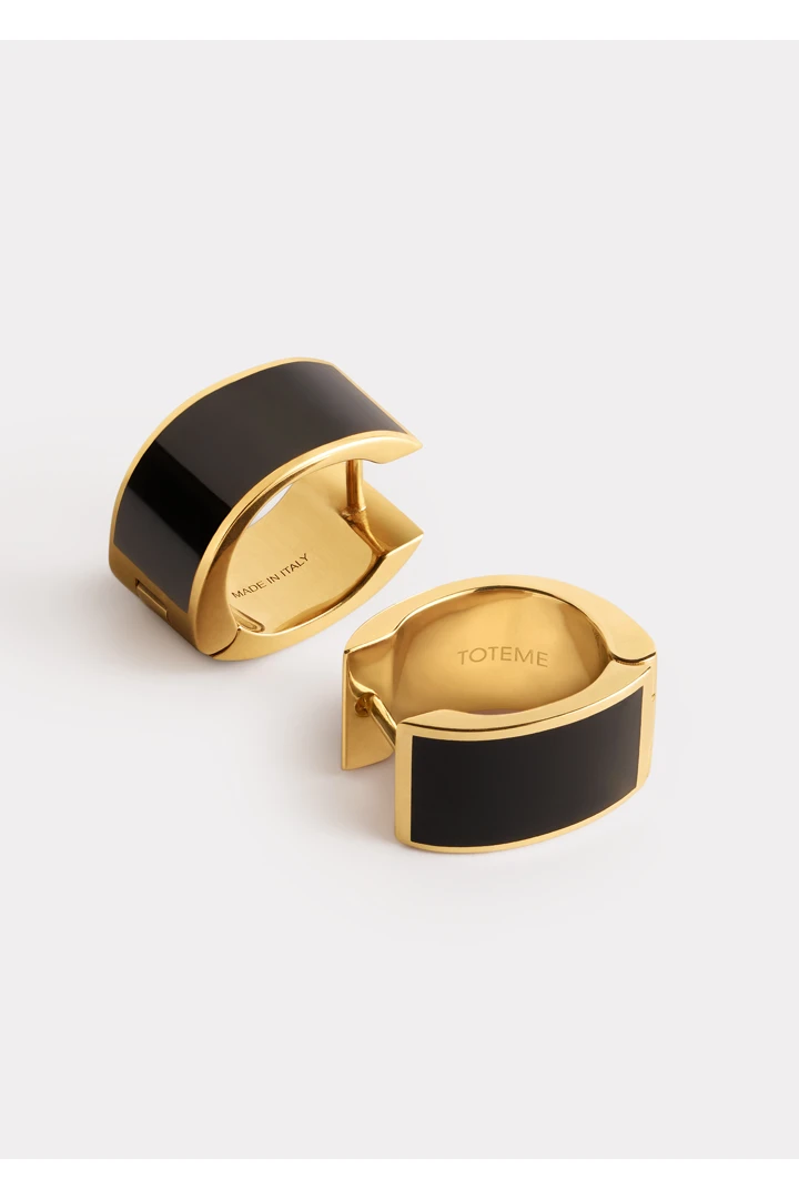 TOTEME 시그니처 훕스 이어링 블랙의 블랙컬러 3번쨰 이미지입니다.