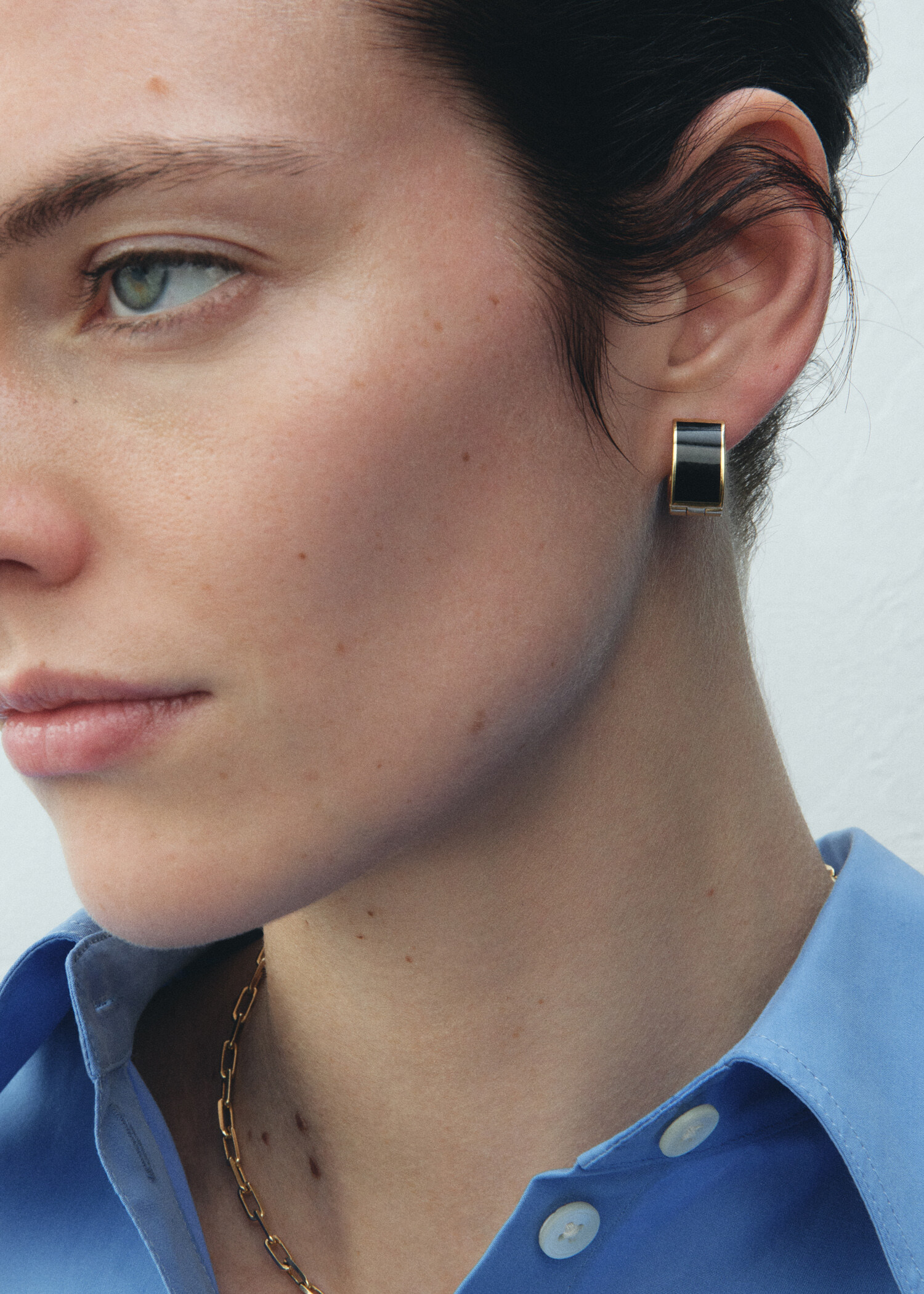 TOTEME 시그니처 훕스 이어링 블랙의 블랙컬러 1번쨰 이미지입니다.