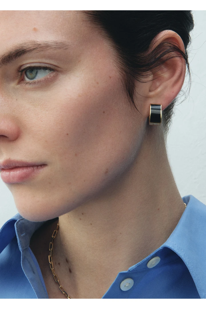 TOTEME 시그니처 훕스 이어링 블랙의 블랙컬러 1번쨰 이미지입니다.