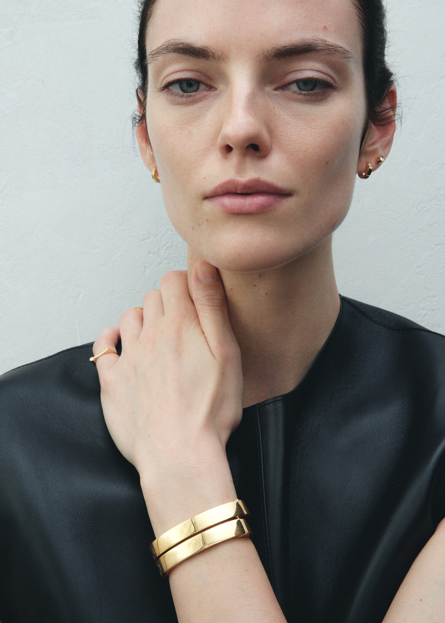 TOTEME 시그니처 브레이슬릿 골드의 골드컬러 1번쨰 이미지입니다.