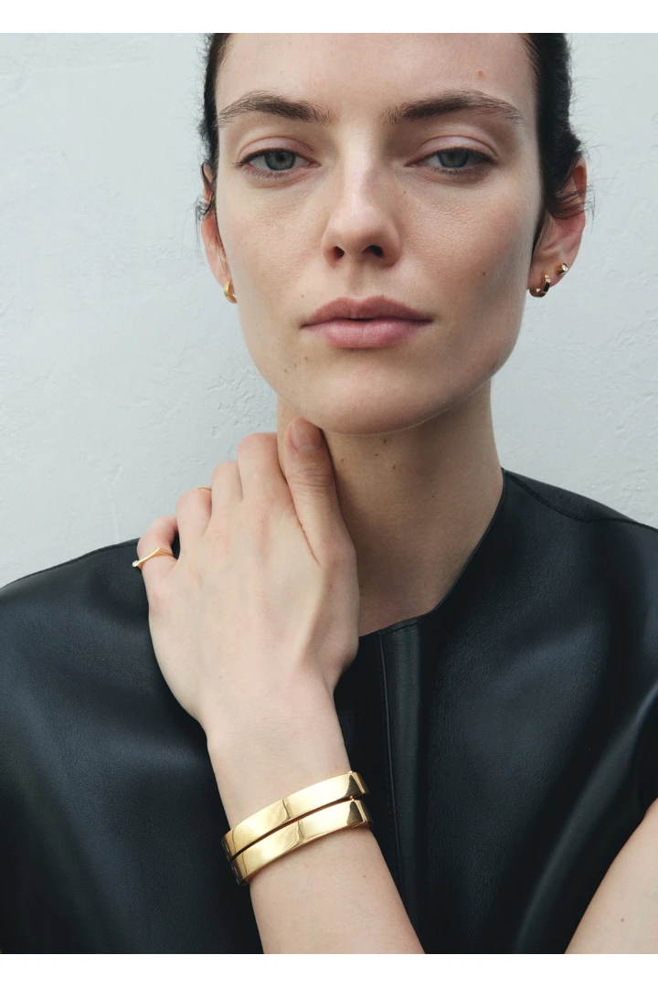 TOTEME 시그니처 브레이슬릿 골드의 골드컬러 1번쨰 이미지입니다.