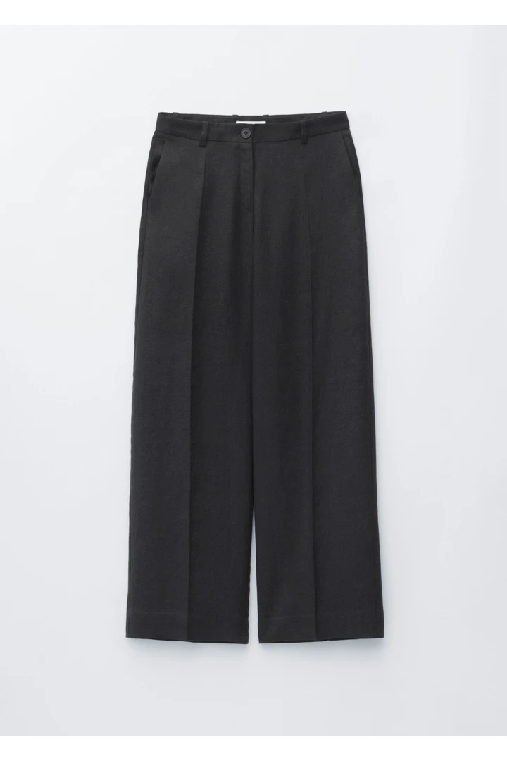 앤아더스토리즈 테일러드 리넨 트라우저의 블랙컬러 Product입니다.