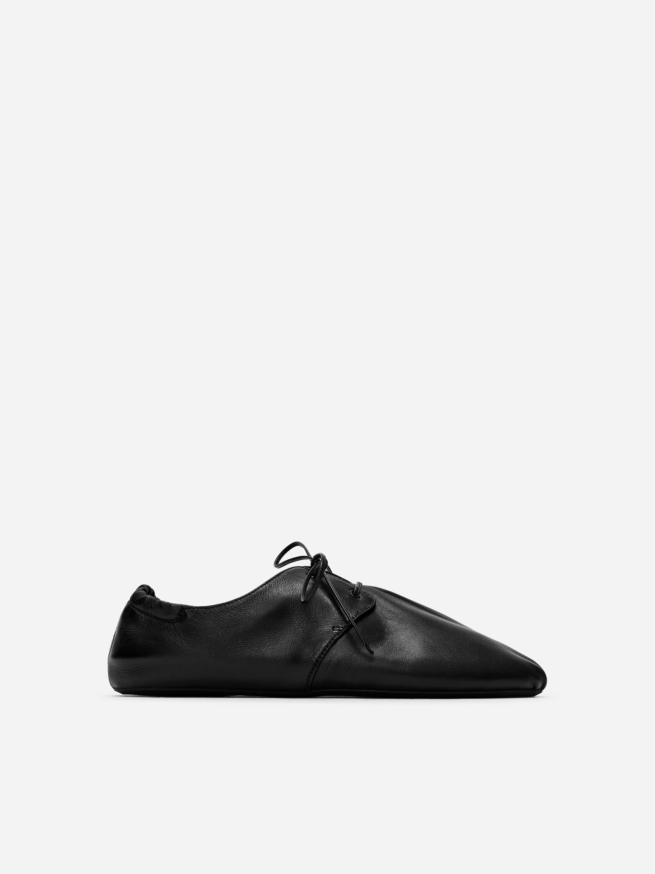 소프트 레더 레이스 업 슈즈