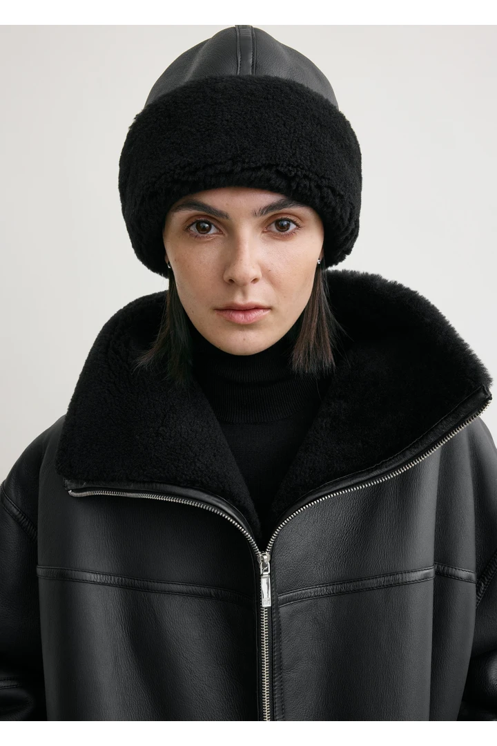 TOTEME 시어링 윈터 햇 블랙의 블랙컬러 1번쨰 이미지입니다.