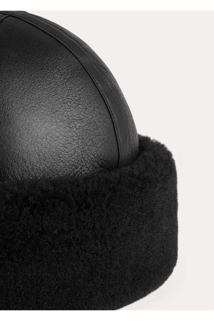 TOTEME 시어링 윈터 햇 블랙의 블랙컬러 3번쨰 이미지입니다.