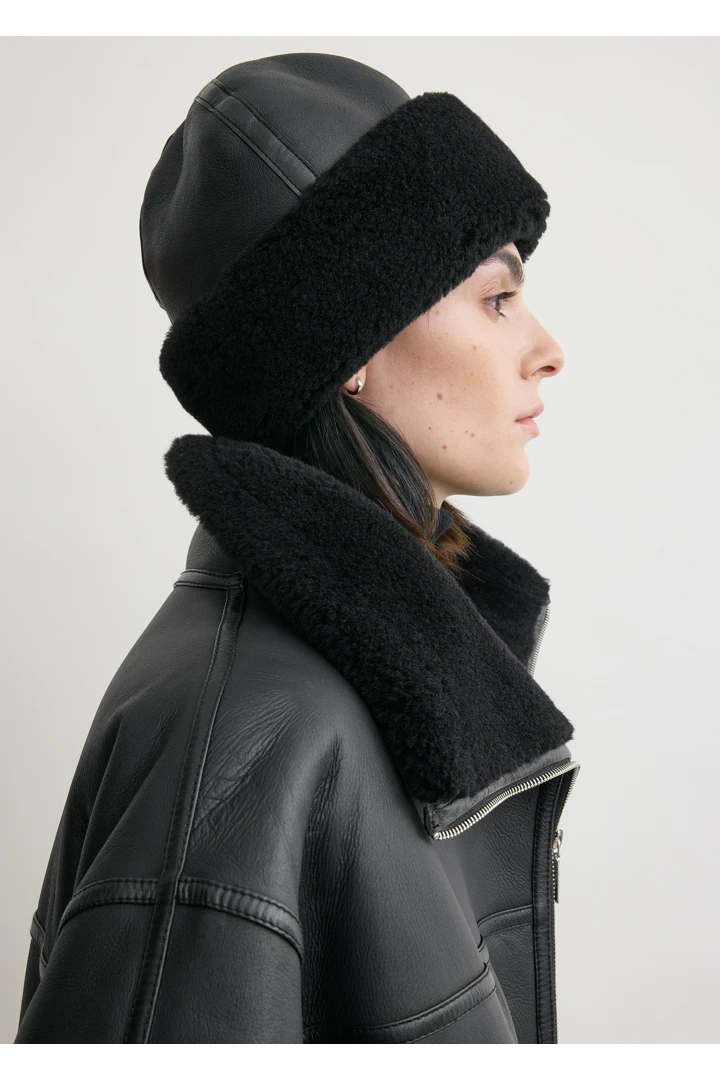 TOTEME 시어링 윈터 햇 블랙의 블랙컬러 2번쨰 이미지입니다.