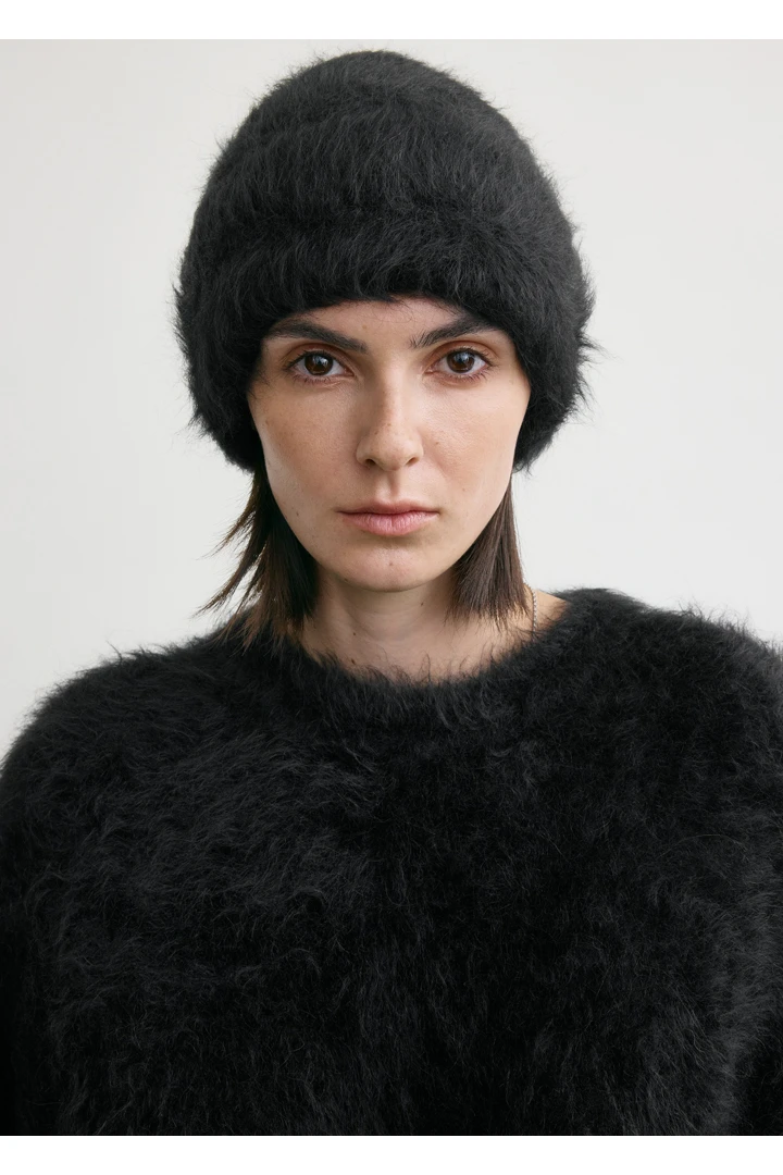 TOTEME 알파카 니트 비니 블랙의 블랙컬러 1번쨰 이미지입니다.