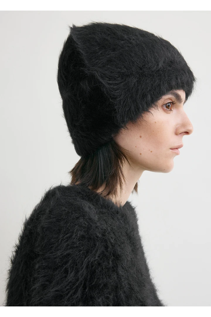 TOTEME 알파카 니트 비니 블랙의 블랙컬러 2번쨰 이미지입니다.