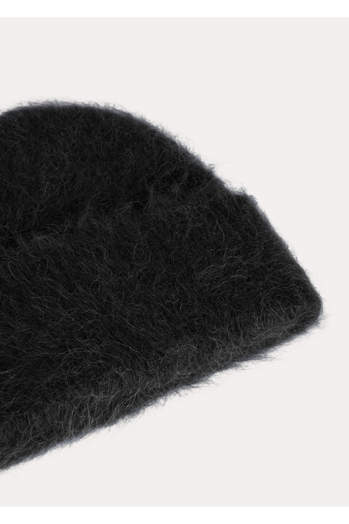 TOTEME 알파카 니트 비니 블랙의 블랙컬러 3번쨰 이미지입니다.
