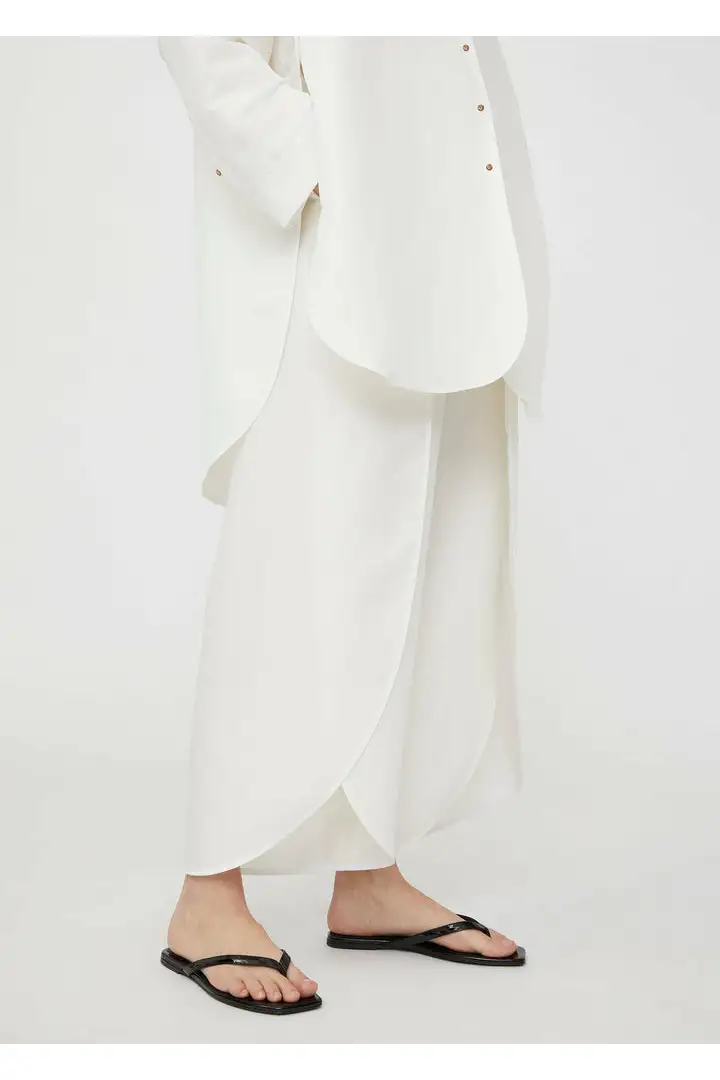 TOTEME 더 플립 플랍 플랫 블랙 페이턴트의 블랙 페이던트컬러 0번쨰 이미지입니다.