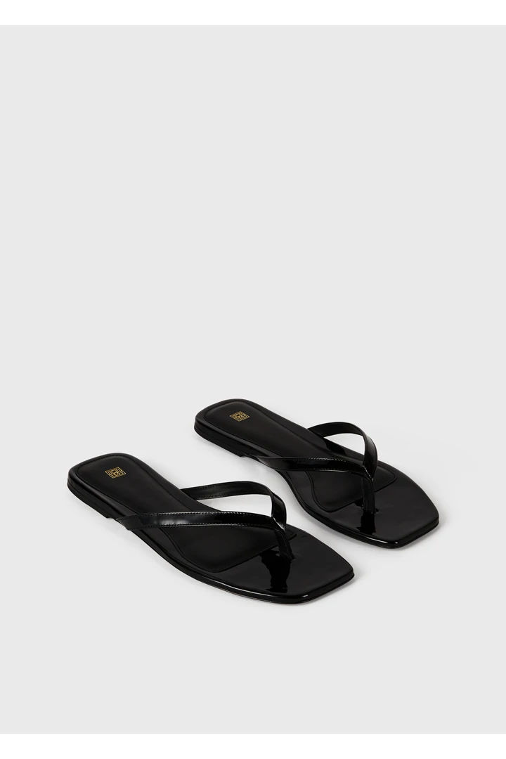 TOTEME 더 플립 플랍 플랫 블랙 페이턴트의 블랙 페이던트컬러 1번쨰 이미지입니다.