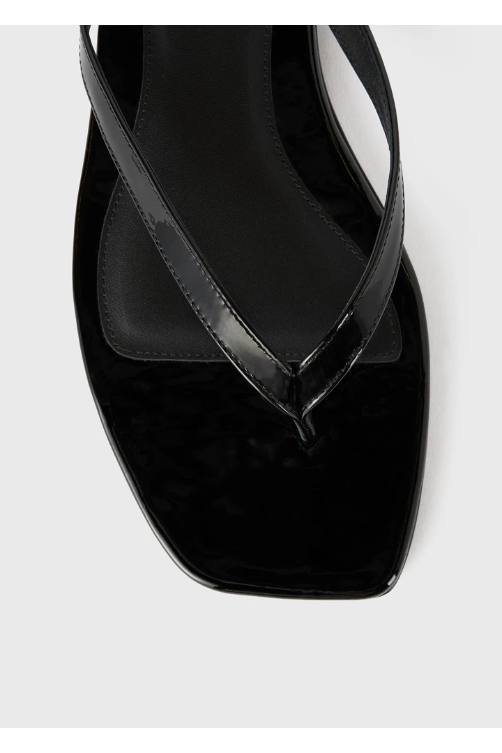 TOTEME 더 플립 플랍 플랫 블랙 페이턴트의 블랙 페이던트컬러 3번쨰 이미지입니다.