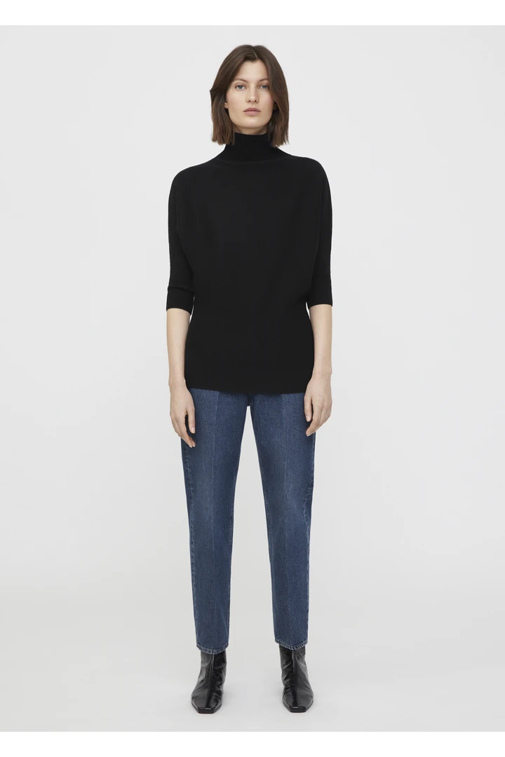 TOTEME 빌로잉 터틀넥의 블랙컬러 0번쨰 이미지입니다.