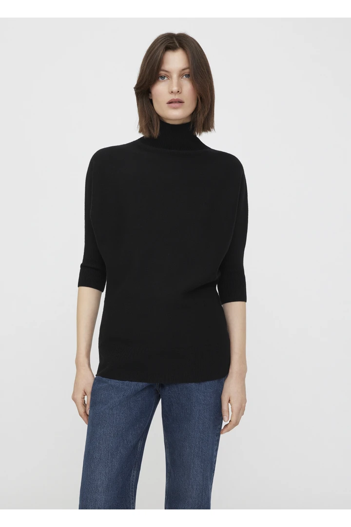TOTEME 빌로잉 터틀넥의 블랙컬러 1번쨰 이미지입니다.